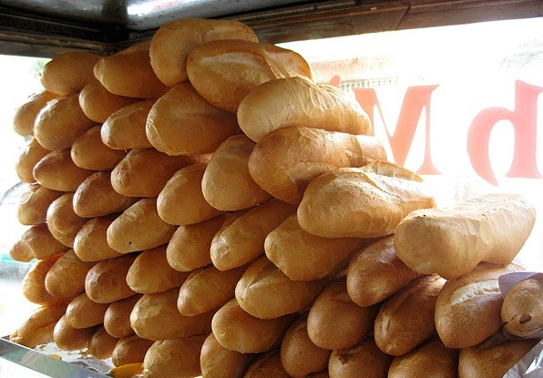 Bánh mì Hà Nội mà người ta nhớ tới không phải là loại bánh mì có đường hóa học, rắc vừng, kẹp giò hay chả như ngày nay. Mà đó là loại bánh được làm từ bột mì nguyên chất. Cầm chiếc bánh mì nóng có màu hanh vàng, hình bầu dục dài khoảng 20cm, ở giữa của bánh mì nở tung để lộ những lớp bột mì trắng xốp, lấy 2 ngón tay búng nhẹ lên lưng chiếc bánh sẽ biết được độ giòn của bánh, đưa lên miệng và cảm nhận được mùi thơm đặc trưng của nó. Bánh mì sẽ càng thơm ngon hơn trong những ngày đông giá rét.